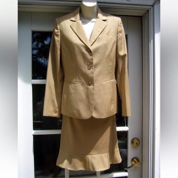 Anne Klein blazer and skirt suit. NWT. Ret $320. - Picture 3 of 6